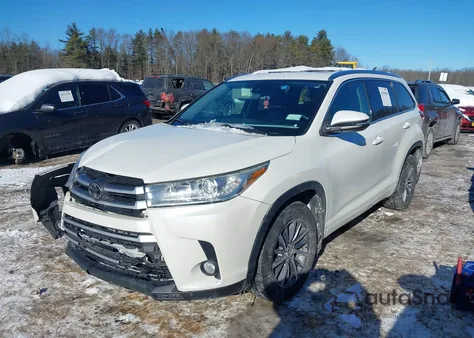 2018 Toyota Highlander Xle z USA, uszkodzony, nr VIN 5TDJZRFH0JS541074